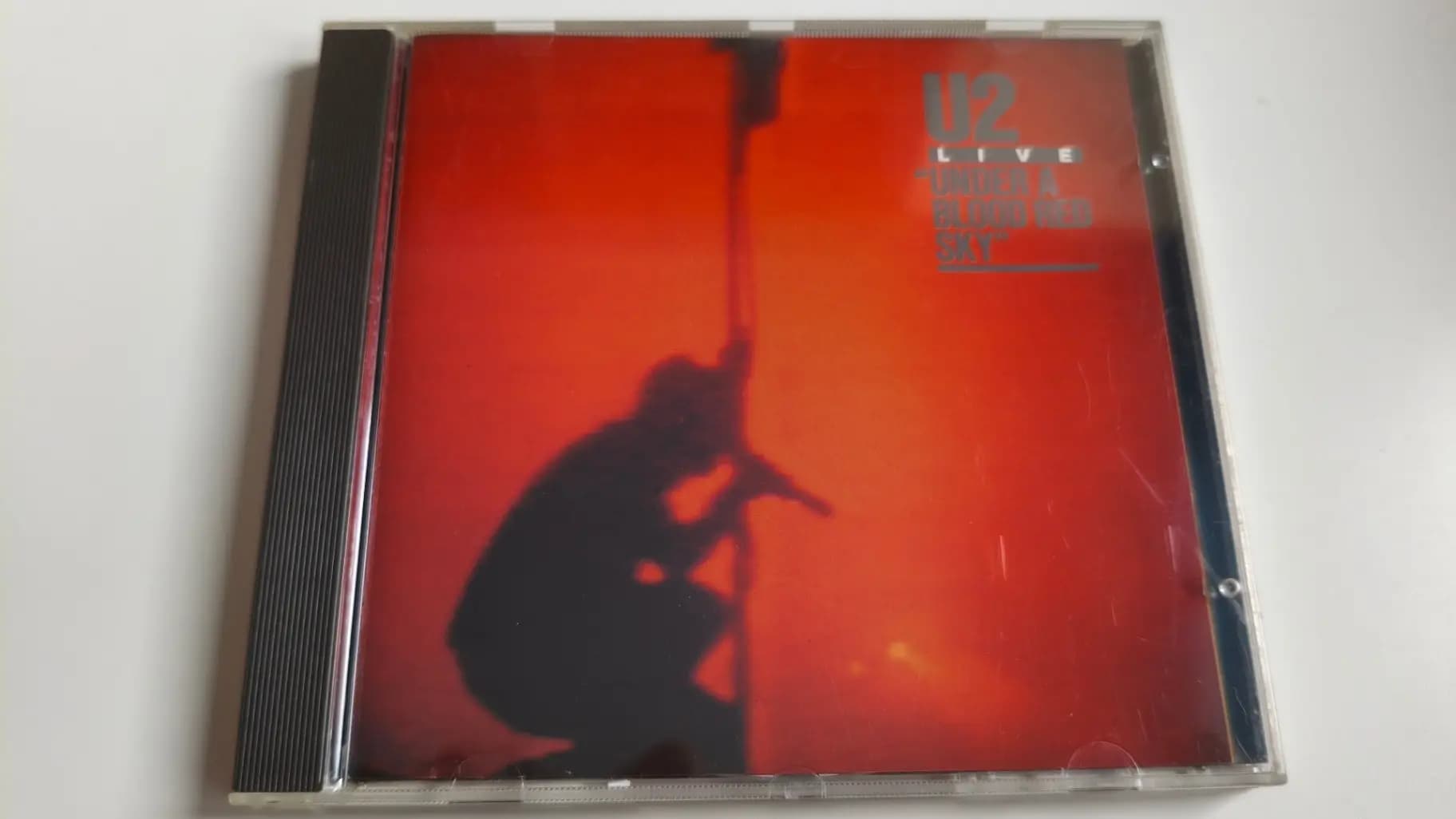 Okładka płyty U2 - Under A Blood Red Sky (Live)