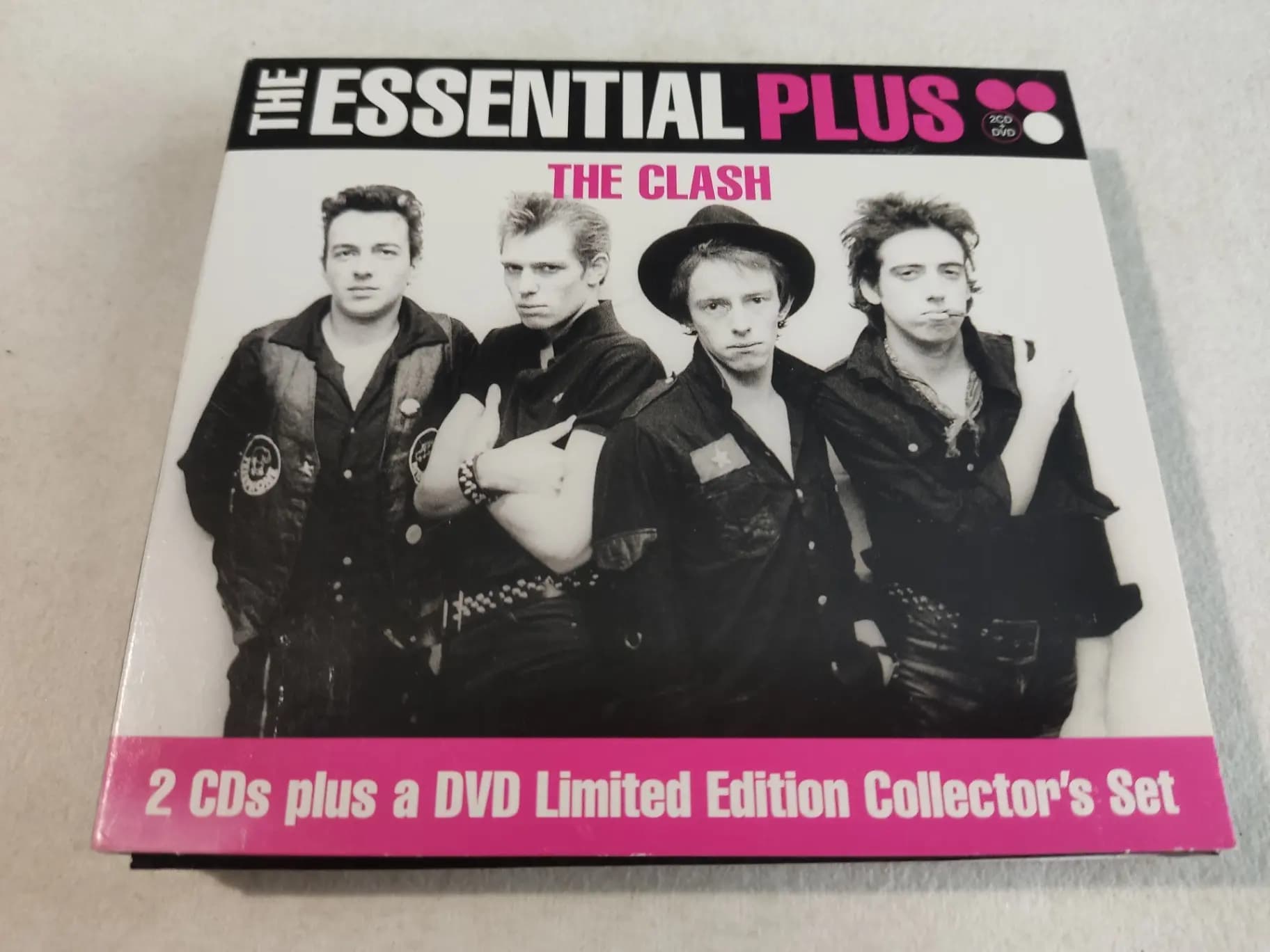 Okładka płyty The Clash - The Clash Essential Plus