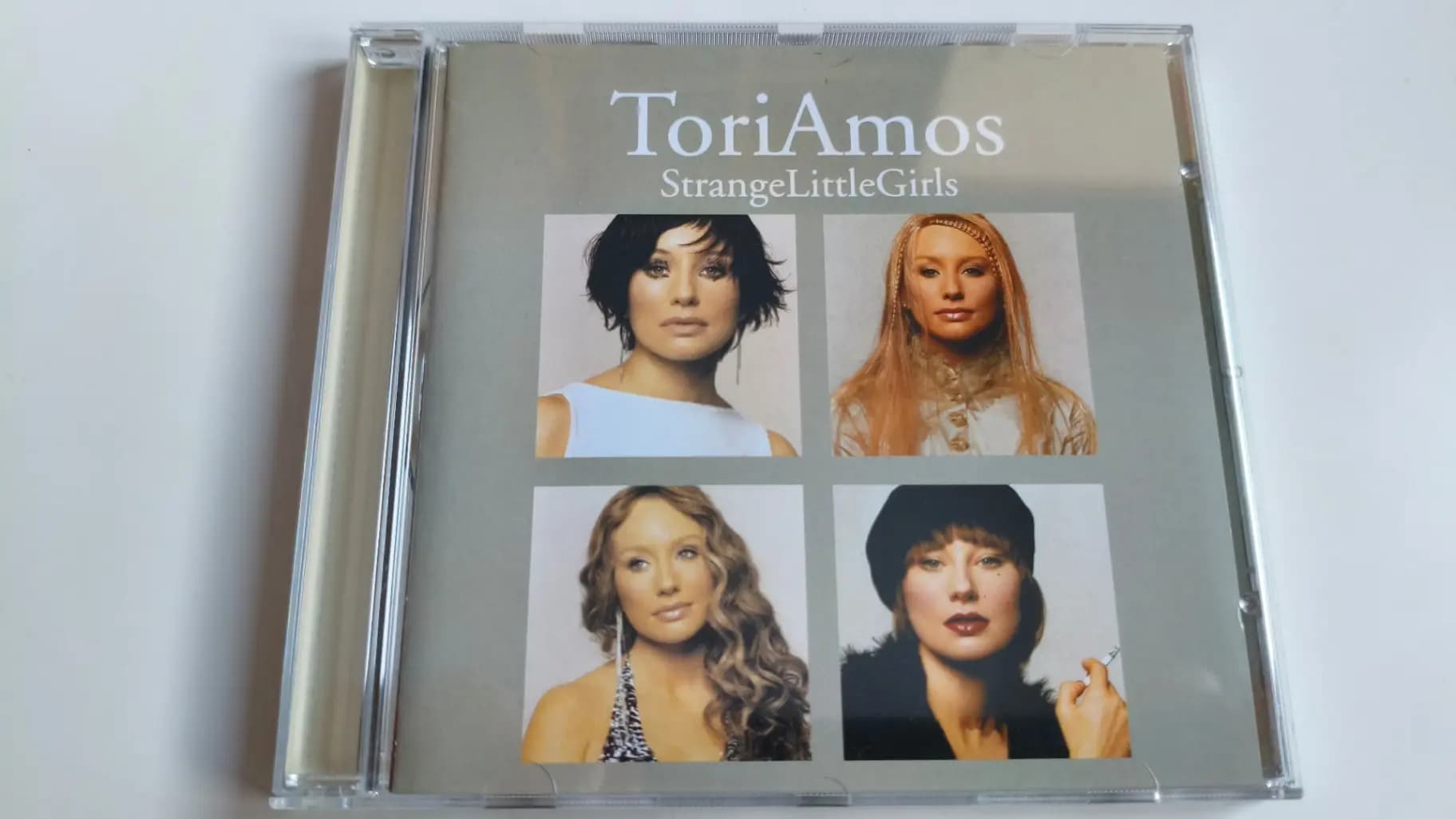 Okładka płyty Tori Amos - Strange Little Girls
