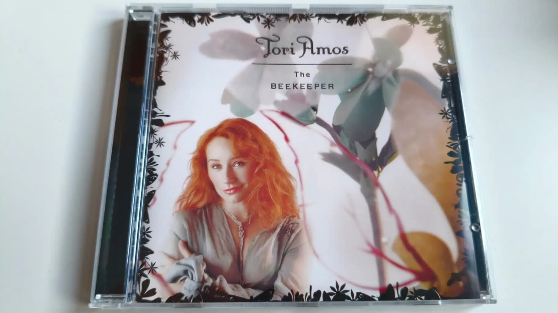Okładka płyty Tori Amos - The Beekeeper